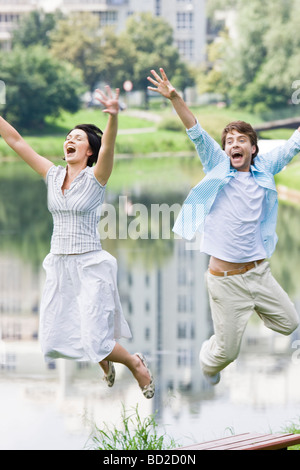 Crazy couple jumping Banque D'Images