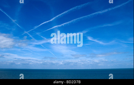 Des traînées de vapeur d'aéronefs sur l''estuaire de la Tamise Kent UK Banque D'Images