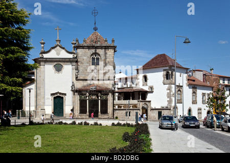 L'église de São João do Souto (à gauche) et la chapelle Coimbras (droite). Deux édifices religieux médiéval dans la ville de Braga, Portugal. Banque D'Images