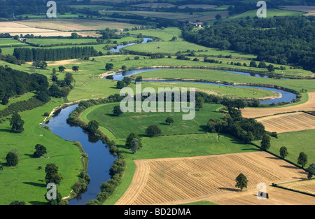 Vue aérienne de la rivière Severn qui sillonne les Leighton dans le Shropshire Banque D'Images