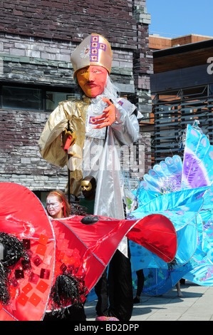 Défilé de carnaval coloré passant du Millenium Centre Glamorgan Cardiff Bay Banque D'Images