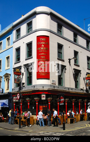 Le Coach and Horses Pub dans le West End de Londres, Royaume-Uni Banque D'Images