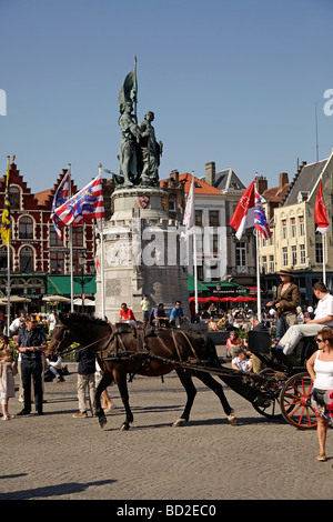 Transport de touristes sur le Grote Markt dans le centre historique de Bruges Belgique Europe Banque D'Images