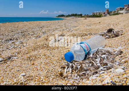 Bouteille d'eau en plastique a diminué car la litière sur plage de Skala sur l'île grecque de Céphalonie, Grèce GR Banque D'Images