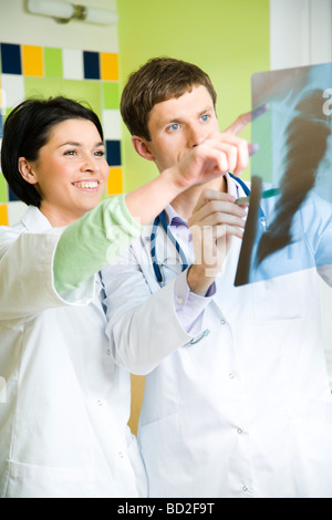 Doctors looking at x-ray photo Banque D'Images