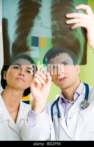 Doctors looking at x-ray photo Banque D'Images