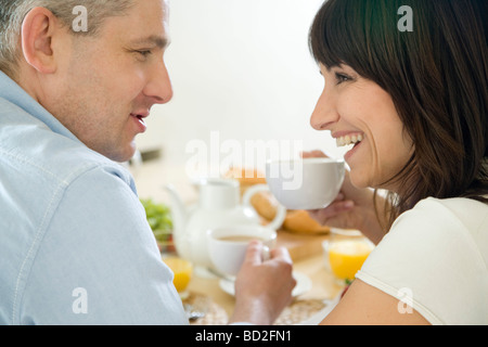 Mature couple eating breakfast Banque D'Images