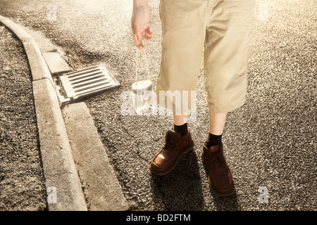 Abstract boy posing holding jar of worms Banque D'Images