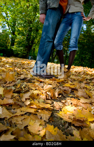 Loving couple in park Banque D'Images