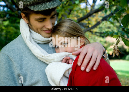 Couple hugging in park Banque D'Images