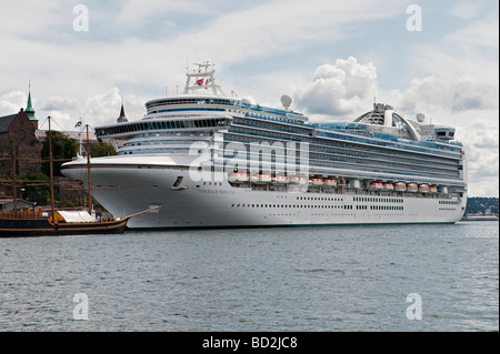 L'immense navire de croisière « Emerald Princess » est ancré à Oslo, en Norvège, près du château d'Akershus Banque D'Images