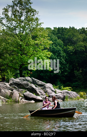 Couple rowing en bateau dans le Central Park, New York City. Banque D'Images