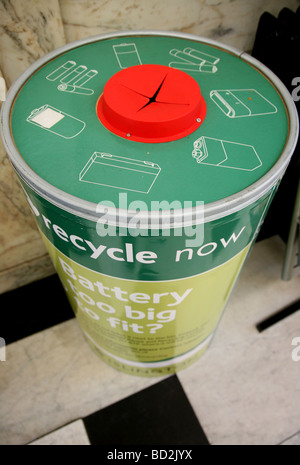 Bac de recyclage de la batterie dans la bibliothèque de Londres Banque D'Images