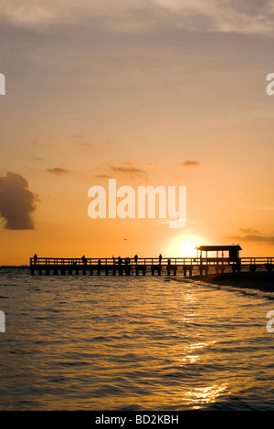 Lever du soleil à l'île de Sanibel Fishing Pier - Sanibel Island, Floride Banque D'Images