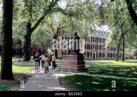 Université Yale New Haven Connecticut le Vieux Campus et Connecticut Hall. Étudiants marchant à travers le campus par une belle journée. ÉTATS-UNIS Banque D'Images