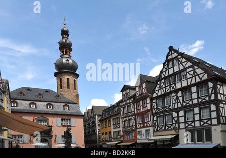 La jolie place du marché de Cochem qui est dominé par le clocher de l'église Banque D'Images