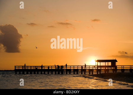 Lever du soleil à l'île de Sanibel Fishing Pier - Sanibel Island, Floride Banque D'Images