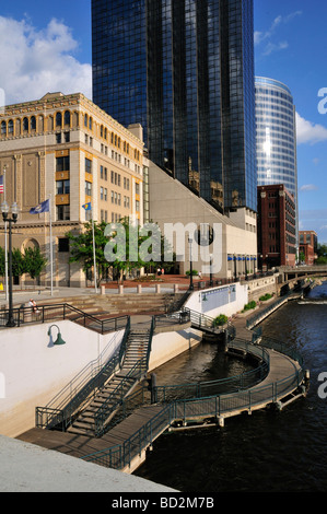 Partie de Grand Rapids riverwalk l Amway Grand Plaza Hotel est le grand bâtiment. L'autre grand édifice est le JW Marriott Banque D'Images
