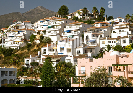 Villas sur la colline au-dessus de la Playa la plage de Burriana à Nerja Costa del Sol Espagne Banque D'Images