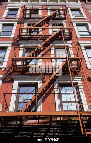 New York City Tenement bâtiment en grès brun sur l'Upper East Side Manhattan USA NYC. Vue en angle bas Banque D'Images