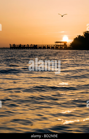 Lever du soleil à l'île de Sanibel Fishing Pier - Sanibel Island, Floride Banque D'Images