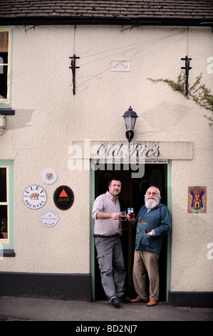 L'ANCIEN ENDROIT DE DURSLEY GLOUCESTERSHIRE CAMRA PUB DE L'ANNÉE 2008 PROPRIÉTAIRE STEVE HERBERT ET PROPRIÉTAIRE GAUCHE SAINTY RIC Banque D'Images