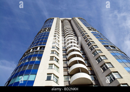 Bloc d'appartement immeuble avec dans le ciel bleu Banque D'Images