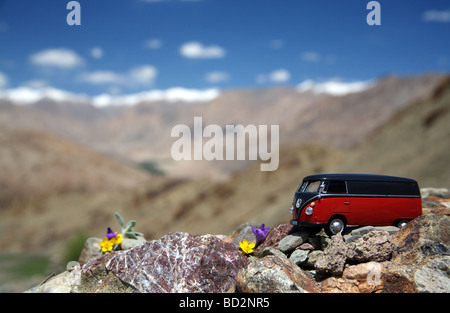 VW Camping-bus dans l'himalaya Banque D'Images