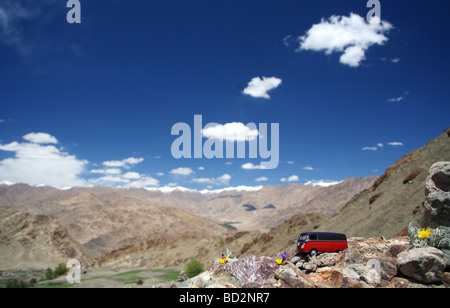 VW Camping-bus dans l'himalaya Banque D'Images