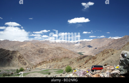 VW Camping-bus dans l'himalaya Banque D'Images