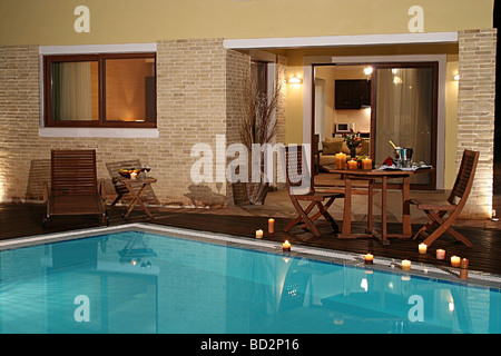 Cadre romantique à l'extérieur d'une villa de vacances au bord de la piscine libre de droit prises dans Albufeira Algarve Portugal Banque D'Images