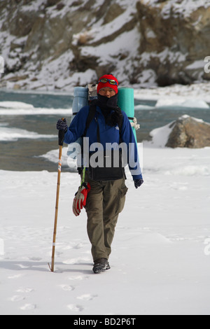 Photos de l'hiver randonnée sur la rivière Zanskar gelé au Ladakh / Inde.Il s'appelle Chadar, signifie couverture de glace. Banque D'Images