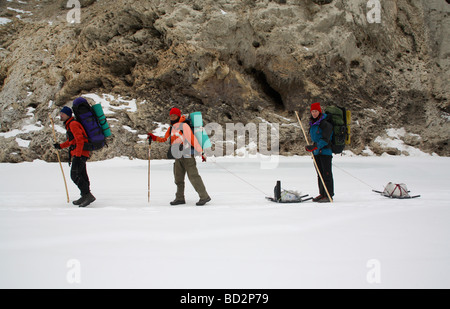 Photos de l'hiver randonnée sur la rivière Zanskar gelé au Ladakh / Inde.Il s'appelle Chadar, signifie couverture de glace. Banque D'Images