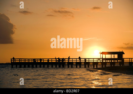 Lever du soleil à l'île de Sanibel Fishing Pier - Sanibel Island, Floride Banque D'Images