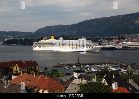 Bateau de croisière Costa Luminosa pour visiter Bergen, Norvège. Banque D'Images
