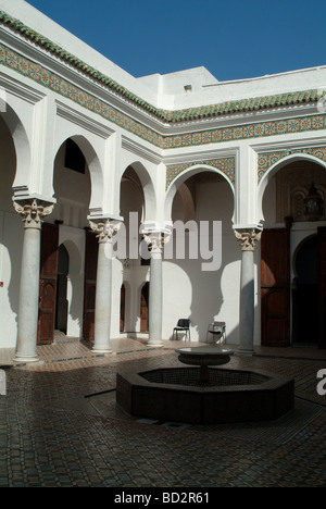 Atrium avec une fontaine d'eau de Dar El Makhzen Kasbah qui abrite aujourd'hui un musée tanger maroc Banque D'Images