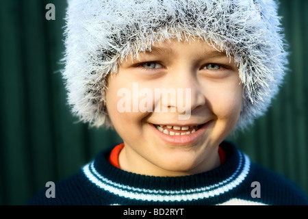 Portrait of smiling gamin avec un chapeau sur sa tête d'hiver Banque D'Images