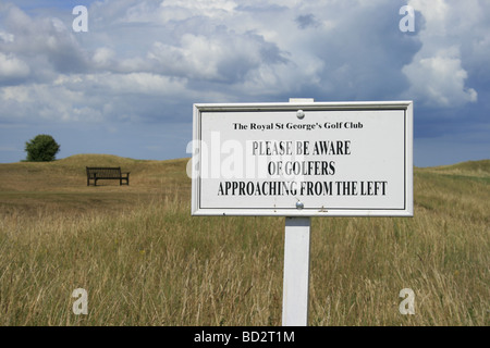 Chemin Public en passant par le Royal St George's Golf Club, traiter dans le Kent Banque D'Images