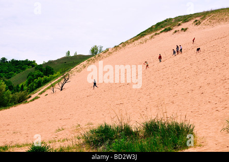 Un groupe de personnes vers le bas des randonnées une dune de sable en Sleeping Bear Dunes National Lakeshore Banque D'Images