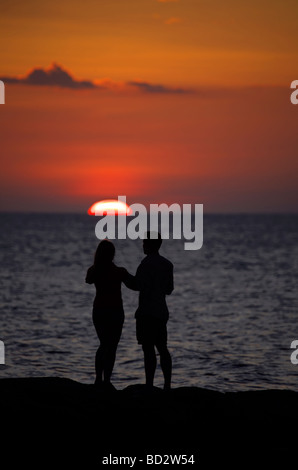 Les jeunes amoureux pour le coucher du soleil sur l'Île de Holbox, Quintana Roo, Yucatán, Mexique, une destination mexicaine unique Banque D'Images