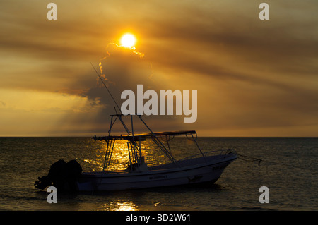 Un magnifique coucher de soleil sur l'Île de Holbox, Quintana Roo, Yucatán, Mexique, bateau de pêche Banque D'Images