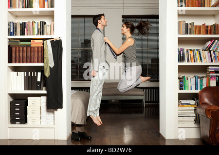 Couple de saut et de s'habiller Banque D'Images