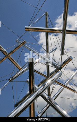 Une partie de l'arbre B II une sculpture en acier inoxydable par Kenneth Snelson au Frederik Meijer Gardens Sculpture Park Banque D'Images