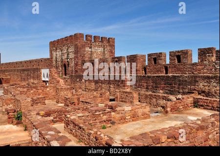 Vue de l'intérieur du château rénové ou forteresse Silves au Portugal en Algarve Banque D'Images