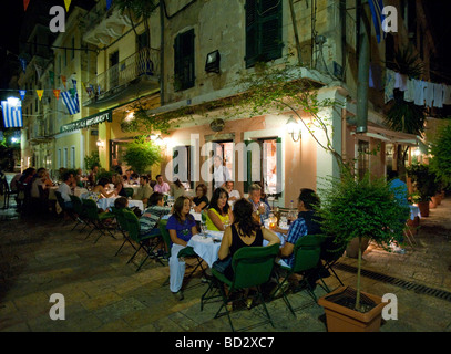 Restaurant de rue la nuit dans la vieille ville de Kerkyra sur l'île de Corfou en Grèce Banque D'Images