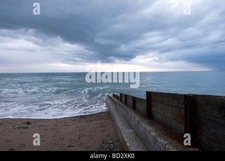 Recueillir des nuages sur Queens beach à Aberystwyth au Pays de Galles Banque D'Images