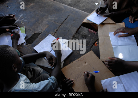 D'anciens enfants soldats apprennent à écrire le français au Centre de transit et d'orientation, soutenu par l'UNICEF dans la ville de Goma Nord-Kivu Congo RD Banque D'Images