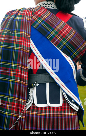 L'homme vêtu du costume traditionnel, ceinture, veste, manteau & kilt, Stewart, plaid robe Highland à Aboyne Highland Games ou rassemblement, Aberdeenshire, Scotland, UK Banque D'Images