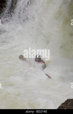 Les kayakistes dans creek boat de kayaks rapides sur Clear Creek, Colorado Empire ci-dessus Banque D'Images