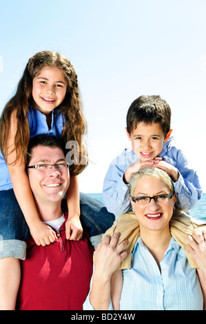 Happy Family having fun tours épaule donnant Banque D'Images